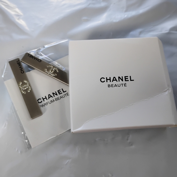 CHANEL Beauté Silver Hair Accessorie - Picture 1 of 6